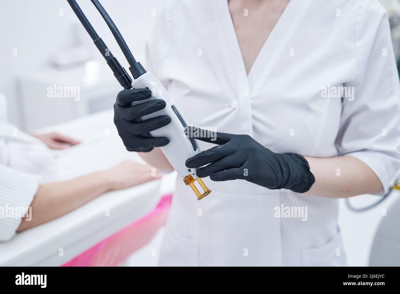 Weibliche Kosmetologin Hände halten Alexandrit Laser-Gerät Stockfotografie  - Alamy