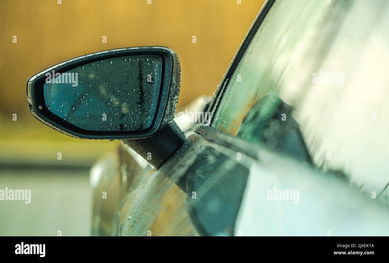 Thema Fahrzeugwartung. Sauber und immer noch nass modernen Fahrzeugspiegel nach der Autowäsche Reinigung Stockfoto