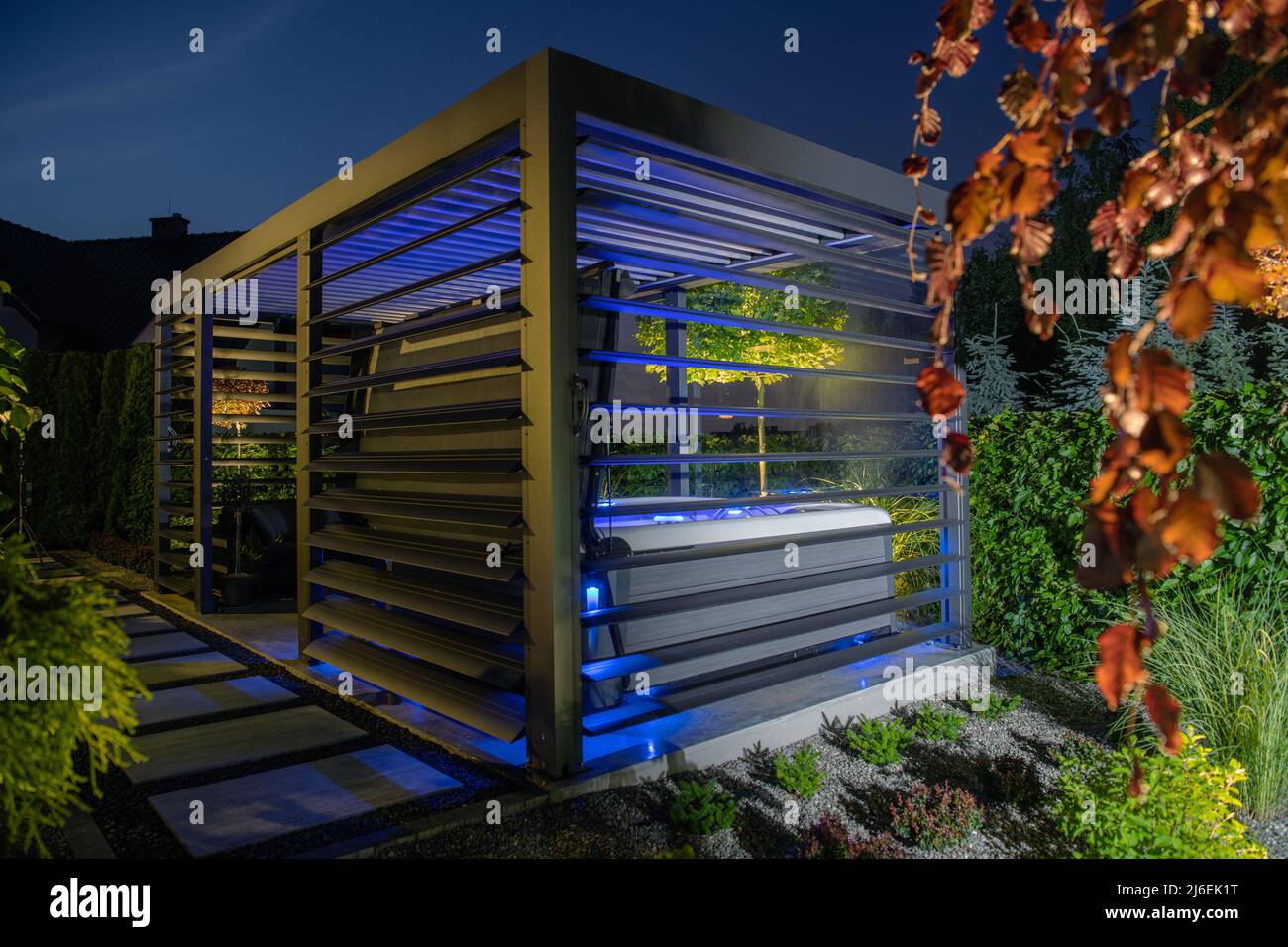 Aluminium-Pavillon mit Whirlpool in einem modernen Garten. Kleine Architekturelemente. Stockfoto