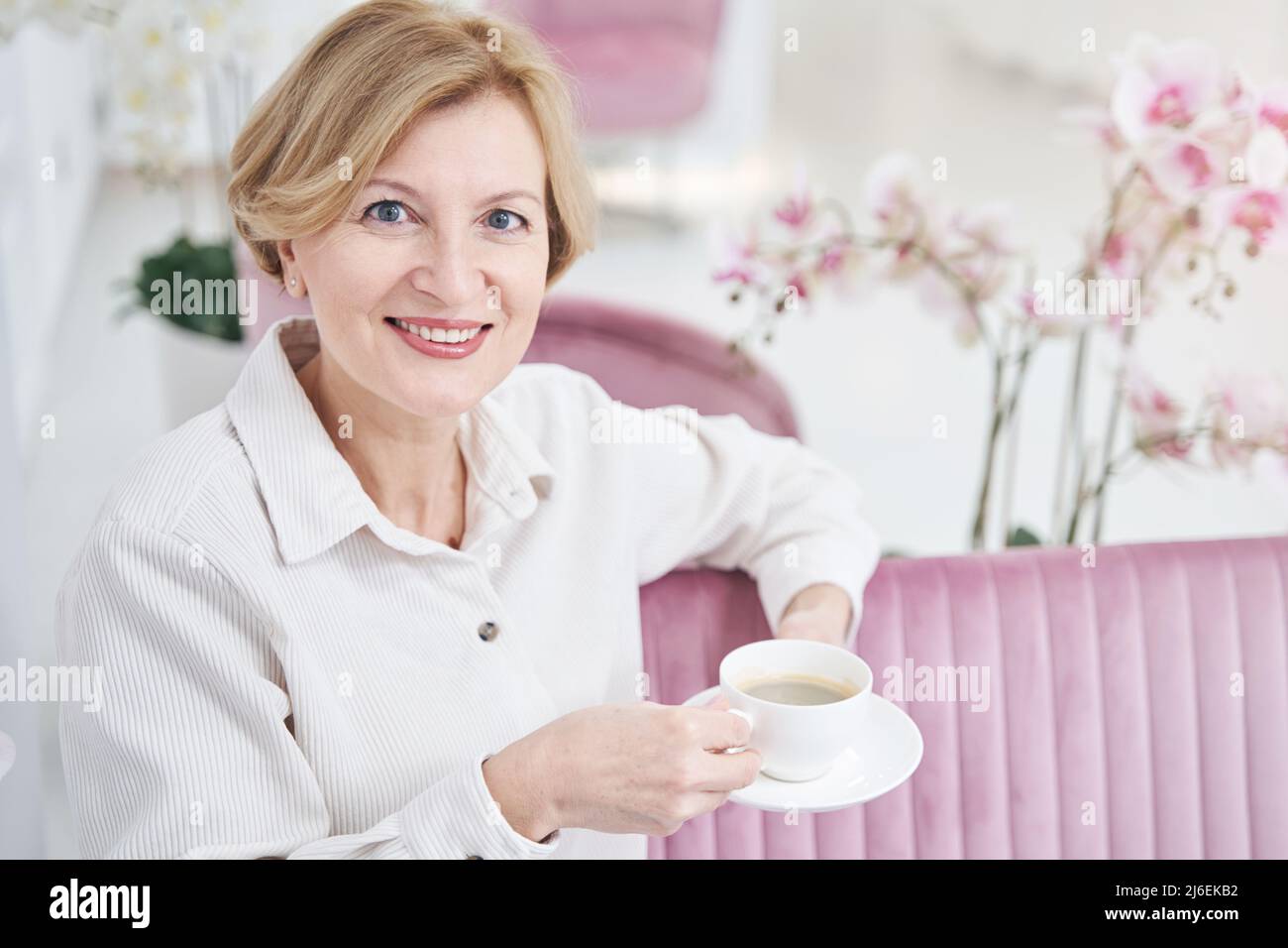 Nahaufnahme einer freundlichen Frau, die ihr Wochenende genießt Stockfoto