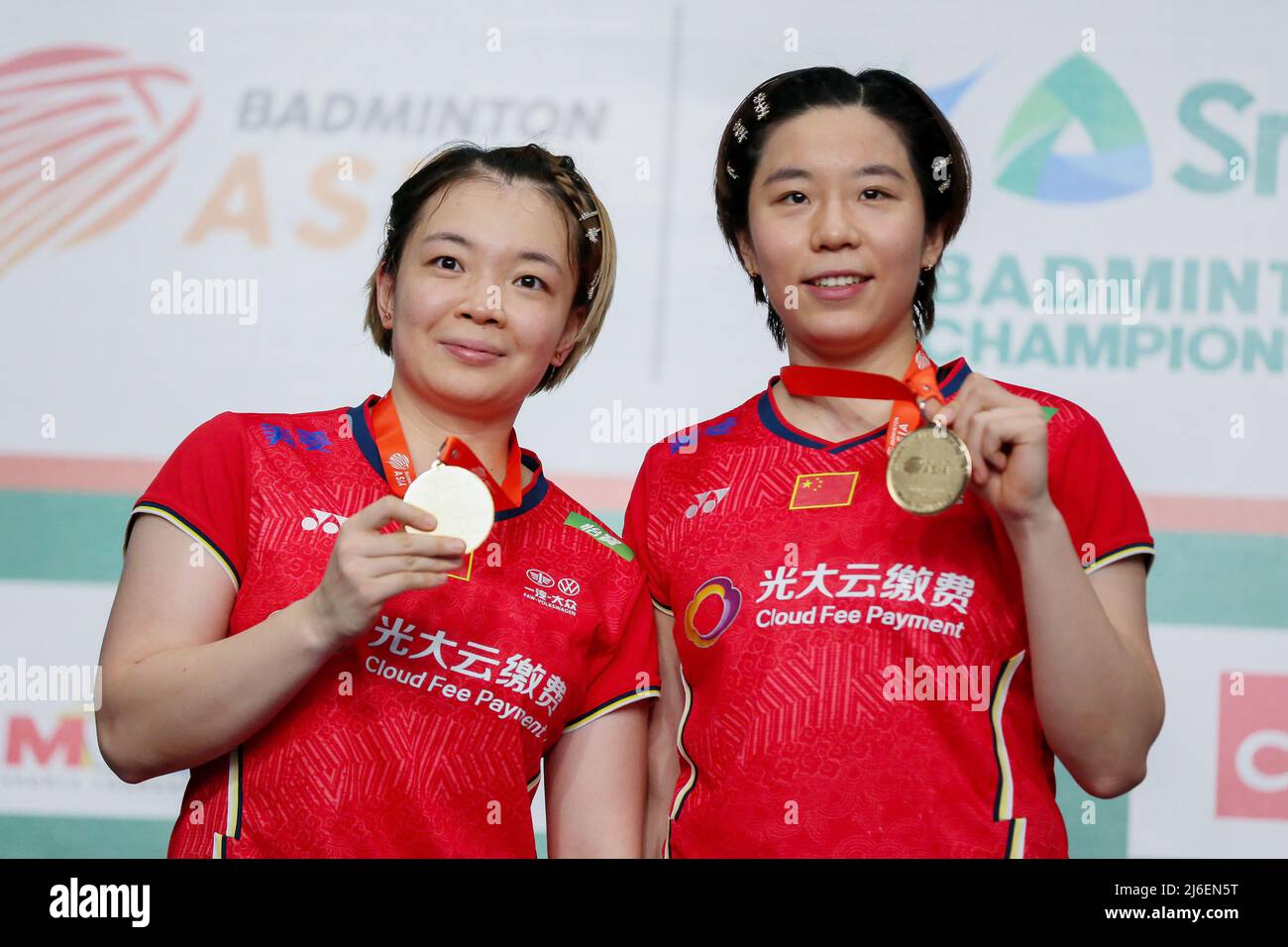 (220501) -- MANILA, 1. Mai 2022 (Xinhua) -- Chen Qingchen (L)/Jia Yifan aus China reagieren während der Siegerehrung des Damendoppel bei den Badminton Asia Championships 2022 in Manila, Philippinen, 1. Mai 2022. (Xinhua/Rouelle Umali) Stockfoto