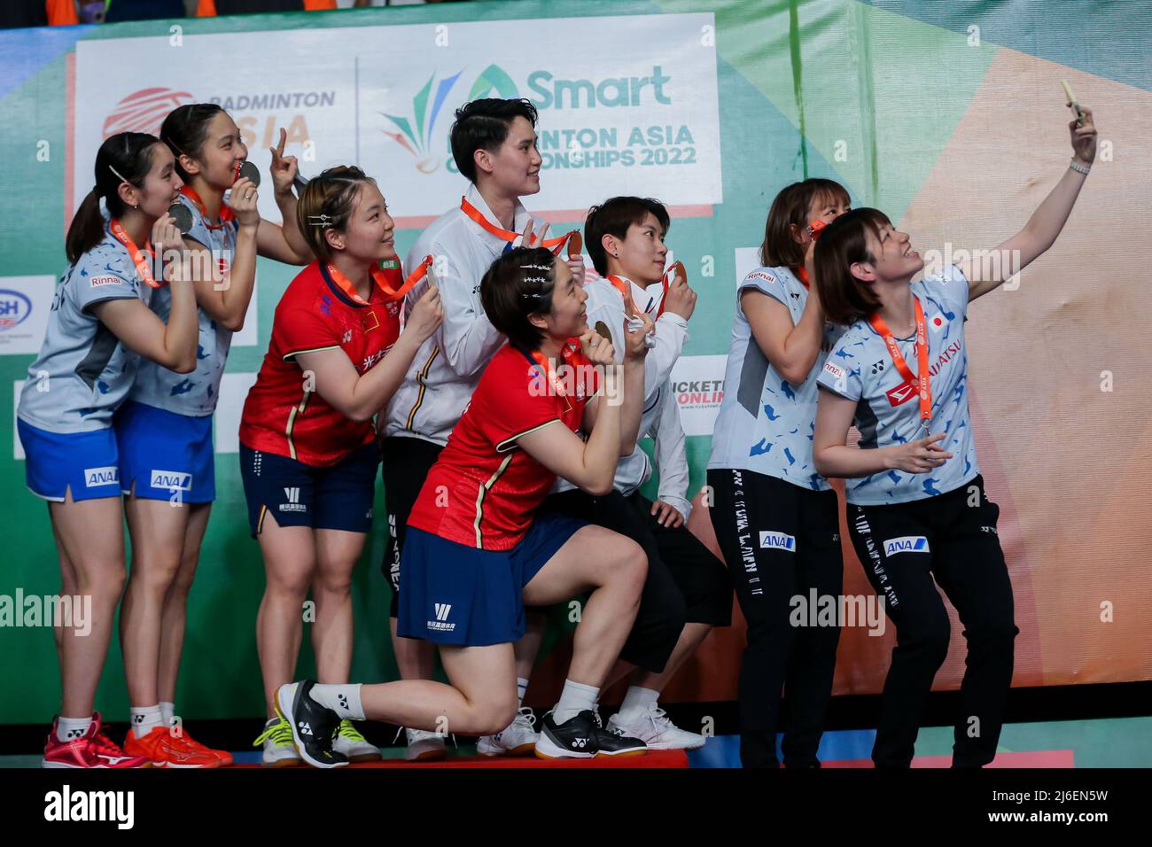 (220501) -- MANILA, 1. Mai 2022 (Xinhua) -- die Spieler nehmen Selfie während der Preisverleihung für die Damendoppel bei den Badminton Asia Championships 2022 in Manila, Philippinen, am 1. Mai 2022. (Xinhua/Rouelle Umali) Stockfoto