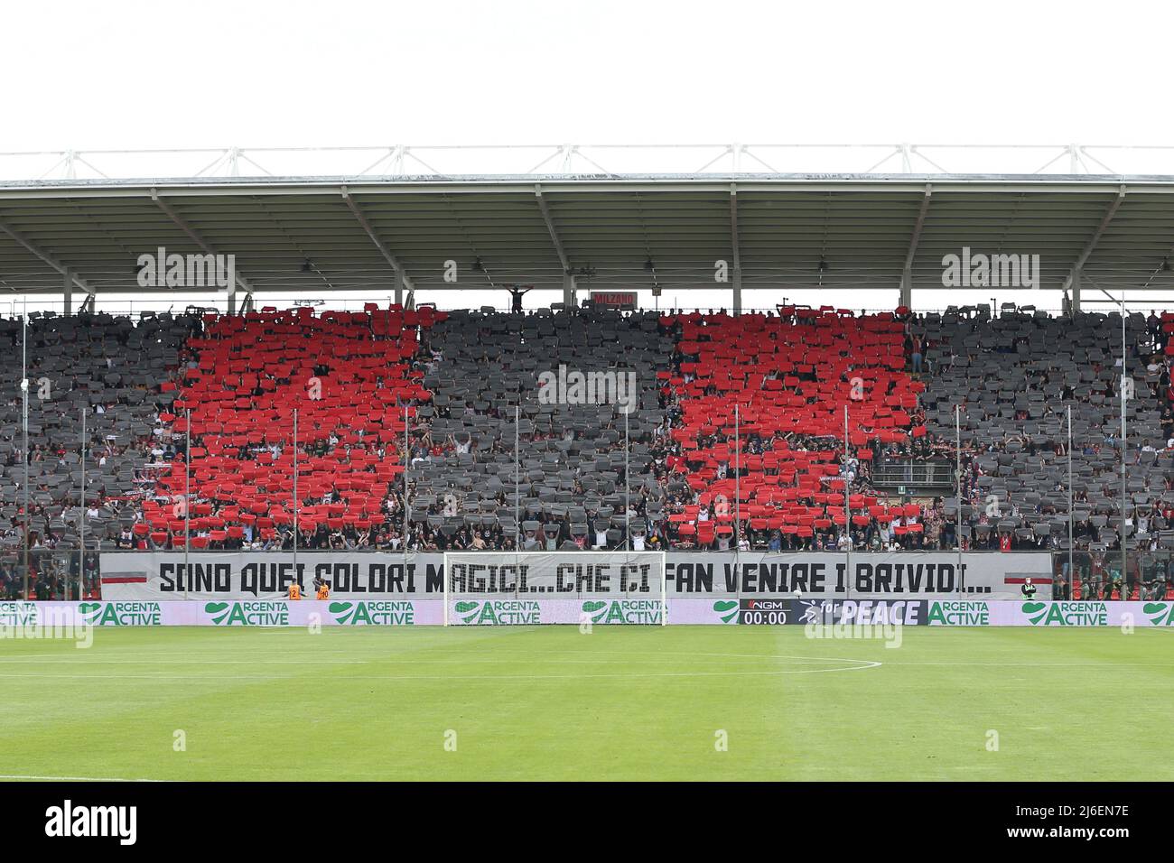 Stadio Giovanni Zini, Cremona, Italien, 30. April 2022, US-Fans von Cremonese zeigen vor dem Spiel ihre Unterstützung während des US-Spiels von Cremonese gegen Ascoli Calcio - Stockfoto