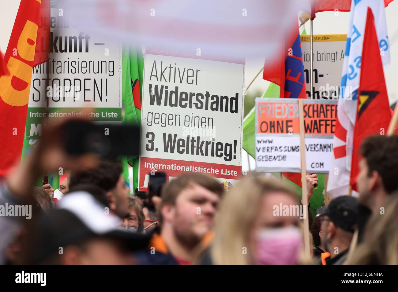 01. Mai 2022, Nordrhein-Westfalen, Düsseldorf: Ein Plakat mit der Aufschrift "aktiver Widerstand gegen den Weltkrieg 3." ist auf der Kundgebung des Deutschen Gewerkschaftsbundes (DGB) am Tag der Arbeit am 1. Mai zu sehen. Foto: David Young/dpa Stockfoto