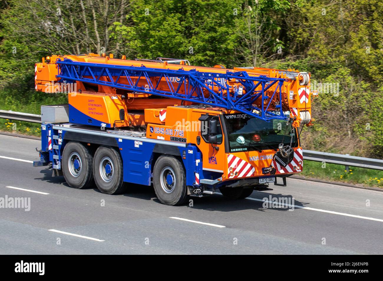2021 orange LIEBHERR Crane MGA 60t Crane Hire; Fahren auf der Autobahn M61, Großbritannien Stockfoto