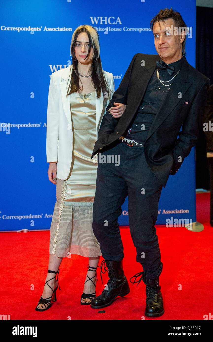 Julian Casablancas, rechts, kommt am Samstag, den 30. April 2022, zum Jahresessen der White House Correspondenents Association 2022 im Washington Hilton Hotel an. Dies ist das erste Mal seit 2019, dass die WHCA aufgrund der COVID-19-Pandemie ihr jährliches Abendessen veranstaltet. Kredit: Rod Lamkey / CNP /MediaPunch Stockfoto