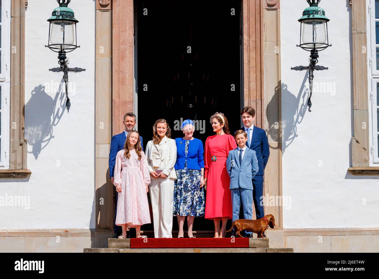 Königin Margrethe, Kronprinz Frederik, Kronprinzessin Mary, Prinz Christian, Prinzessin Isabella, Prinzessin Josephine, Prinz Vincent, Prinz Joachim, Prinzessin Marie, Prinz Nikolai, Prinz Felix, Prinz Henrik und Prinzessin Athene während der Bestätigung von Prinzessin Isabella von Dänemark am 30. April 2022 in Fredensborg, Dänemark. Foto: Patrick van Katwijk Stockfoto