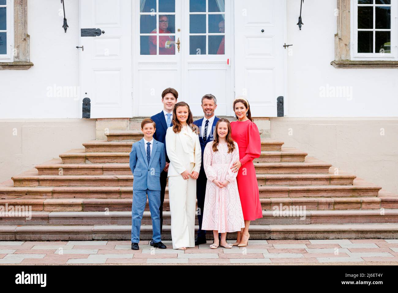 Königin Margrethe, Kronprinz Frederik, Kronprinzessin Mary, Prinz Christian, Prinzessin Isabella, Prinzessin Josephine, Prinz Vincent, Prinz Joachim, Prinzessin Marie, Prinz Nikolai, Prinz Felix, Prinz Henrik und Prinzessin Athene während der Bestätigung von Prinzessin Isabella von Dänemark am 30. April 2022 in Fredensborg, Dänemark. Foto: Patrick van Katwijk Stockfoto