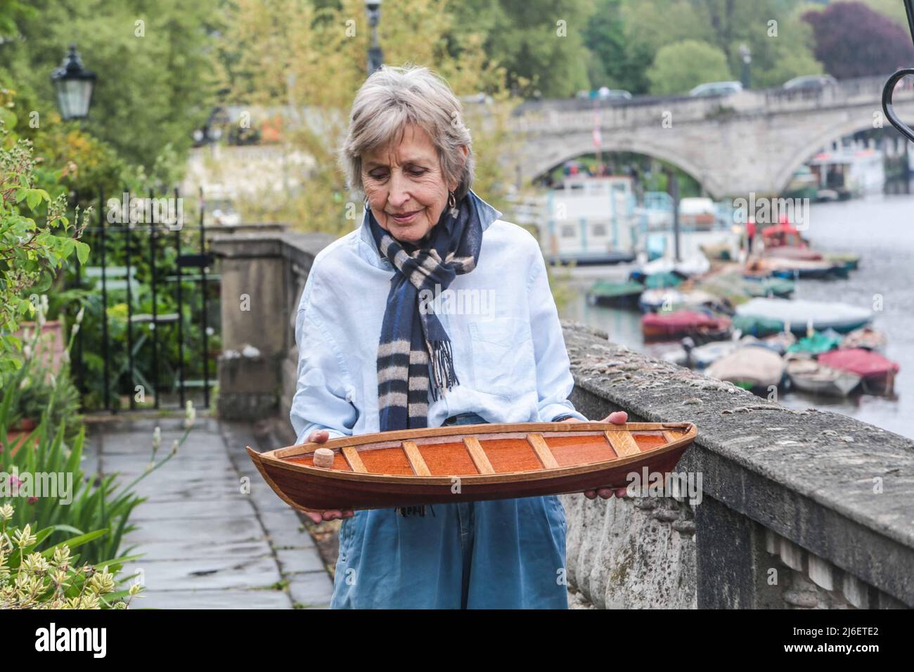 Richmond upon Thames, London Sonntag, 1. Mai 2022 Christina Gascoigne (Witwe) mit der Asche ihres verstorbenen Mannes, in einem kleinen Holzboot in Richmond, Bamber Gascoigne mit Blick auf die Themse, wo sie 50 Jahre lang lebten Paul Quezada-Neiman/Alamy Live News Stockfoto