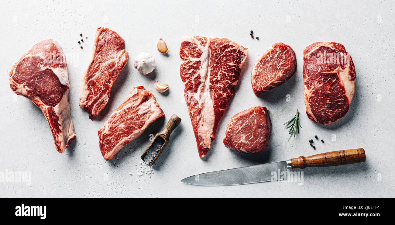 Rohes Fleischfilet für die Zubereitung verschiedener Steaksorten Draufsicht. Metzgerei-Set. Stockfoto
