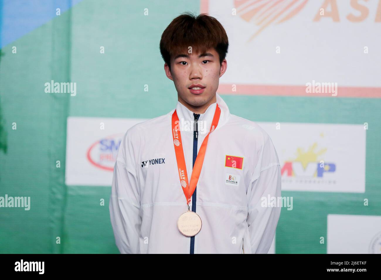 (220501) -- MANILA, 1. Mai 2022 (Xinhua) -- Weng Hongyang aus China reagiert während der Preisverleihung für die Männer-Singles bei den Badminton Asia Championships 2022 in Manila, Philippinen, 1. Mai 2022. (Xinhua/Rouelle Umali) Stockfoto