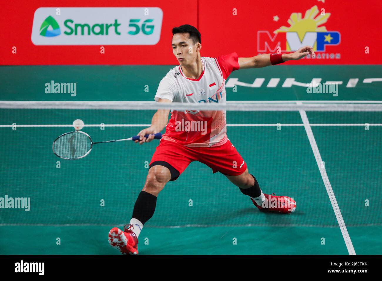 (220501) -- MANILA, 1. Mai 2022 (Xinhua) -- Jonatan Christie aus Indonesien tritt beim Männer-Finale gegen Lee Zii Jia aus Malaysia bei den Badminton Asia Championships 2022 in Manila, Philippinen, am 1. Mai 2022 an. (Xinhua/Rouelle Umali) Stockfoto