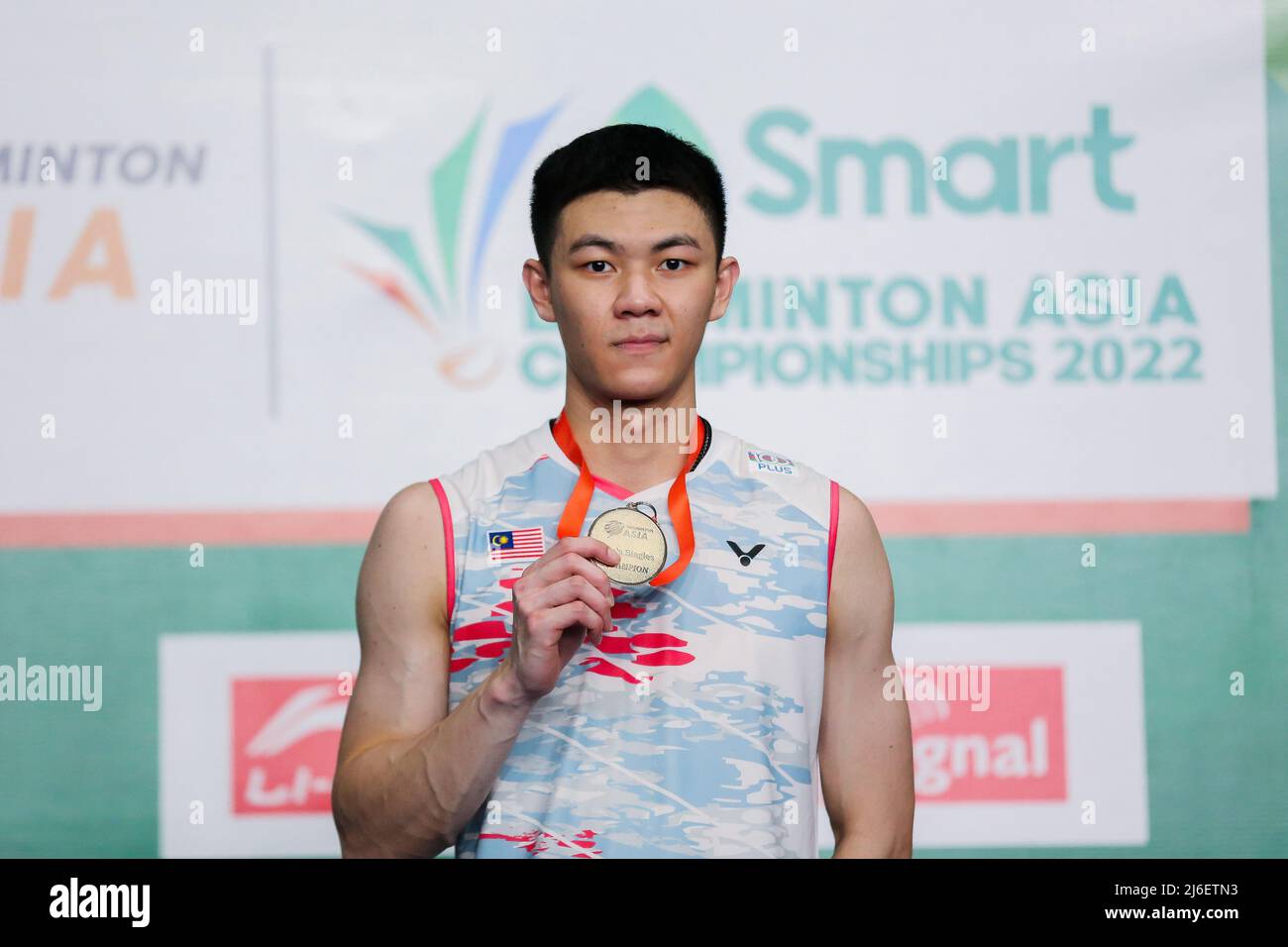 (220501) -- MANILA, 1. Mai 2022 (Xinhua) -- Lee Zii Jia aus Malaysia posiert während der Preisverleihung für die Männer-Singles bei den Badminton Asia Championships 2022 in Manila, Philippinen, 1. Mai 2022 für Fotos. (Xinhua/Rouelle Umali) Stockfoto