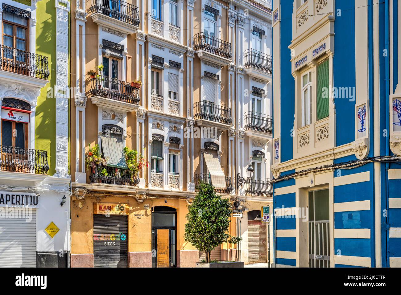 Farbenfrohe Gebäude in einer Straße im Stadtteil Ruzafa, Valencia, Bundesland Valencia, Spanien Stockfoto