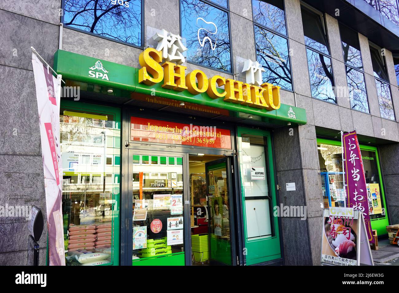 Das Lebensmittelgeschäft „Shochiku“ im beliebten japanischen Viertel in der Immermannstraße in Düsseldorf. Stockfoto