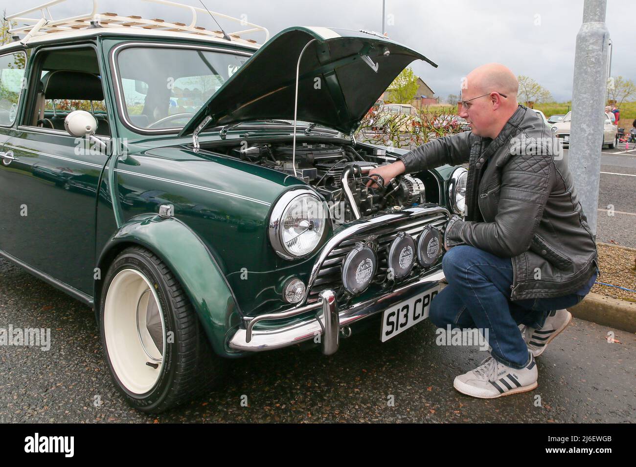 01. Mai 2022, Kilmarnock, Großbritannien. Der Ayrshire Classic Car Club veranstaltete seine beliebte, jährliche Oldtimer-Rallye in der St Joseph's Academy, Kilmarnock, und zog in diesem Jahr mehr als 200 Oldtimer und Oldtimer aller Beschreibungen an. Es gilt heute als eine der wichtigsten Veranstaltungen seiner Art, die es Enthusiasten und Besitzern aus ganz Großbritannien ermöglicht, ihre Autos zu präsentieren. STEVEN GRAY mit seinem Mini Cooper 1998. Kredit: Findlay / Alamy Live Nachrichten Stockfoto