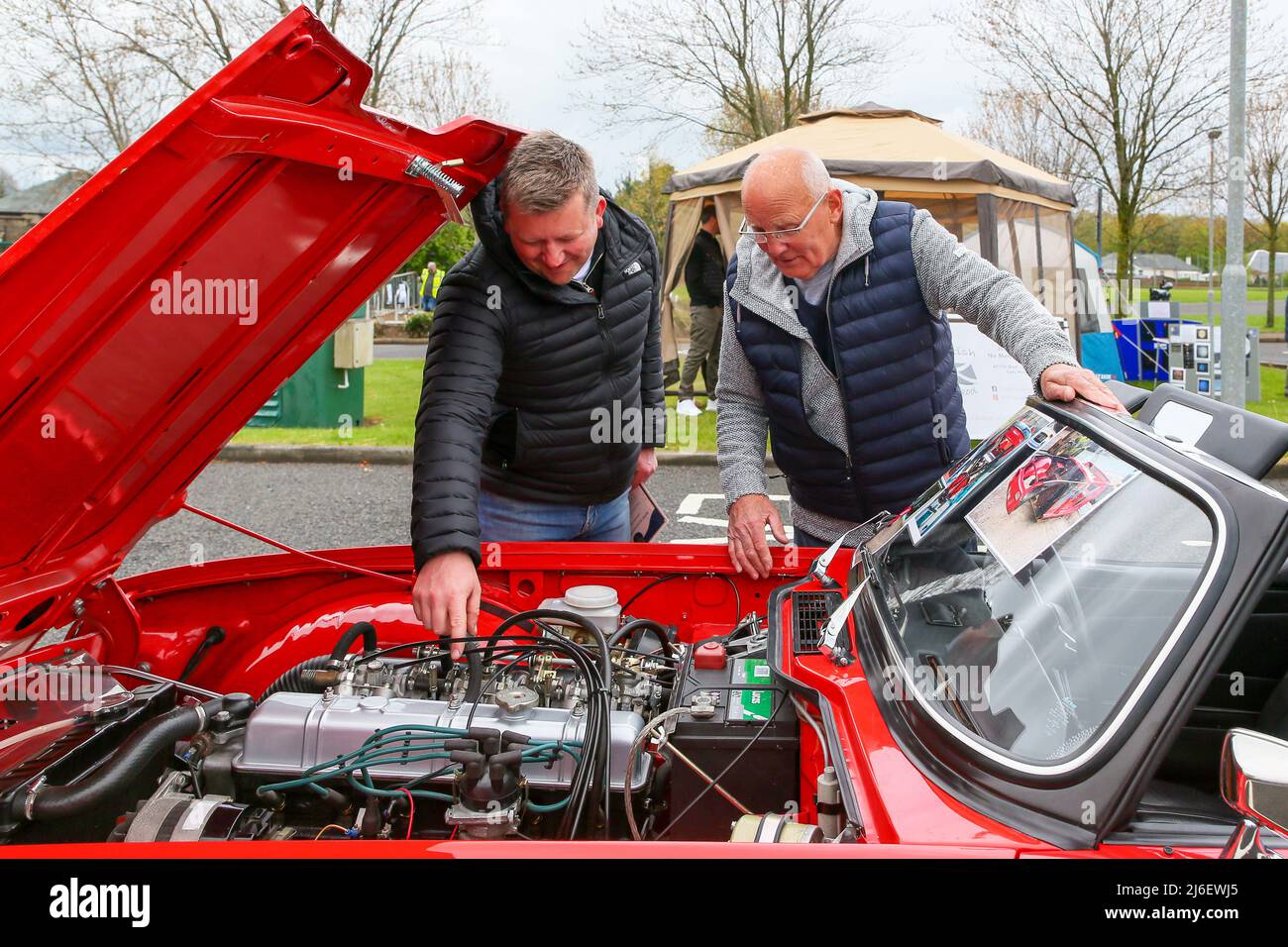 01. Mai 2022, Kilmarnock, Großbritannien. Der Ayrshire Classic Car Club veranstaltete seine beliebte, jährliche Oldtimer-Rallye in der St Joseph's Academy, Kilmarnock, und zog in diesem Jahr mehr als 200 Oldtimer und Oldtimer aller Beschreibungen an. Es gilt heute als eine der wichtigsten Veranstaltungen seiner Art, die es Enthusiasten und Besitzern aus ganz Großbritannien ermöglicht, ihre Autos zu präsentieren. ALEC BLAKELY und JIM McSEVENEY prüfen den Motor des 1972 TR6. Kredit: Findlay / Alamy Live Nachrichten Stockfoto