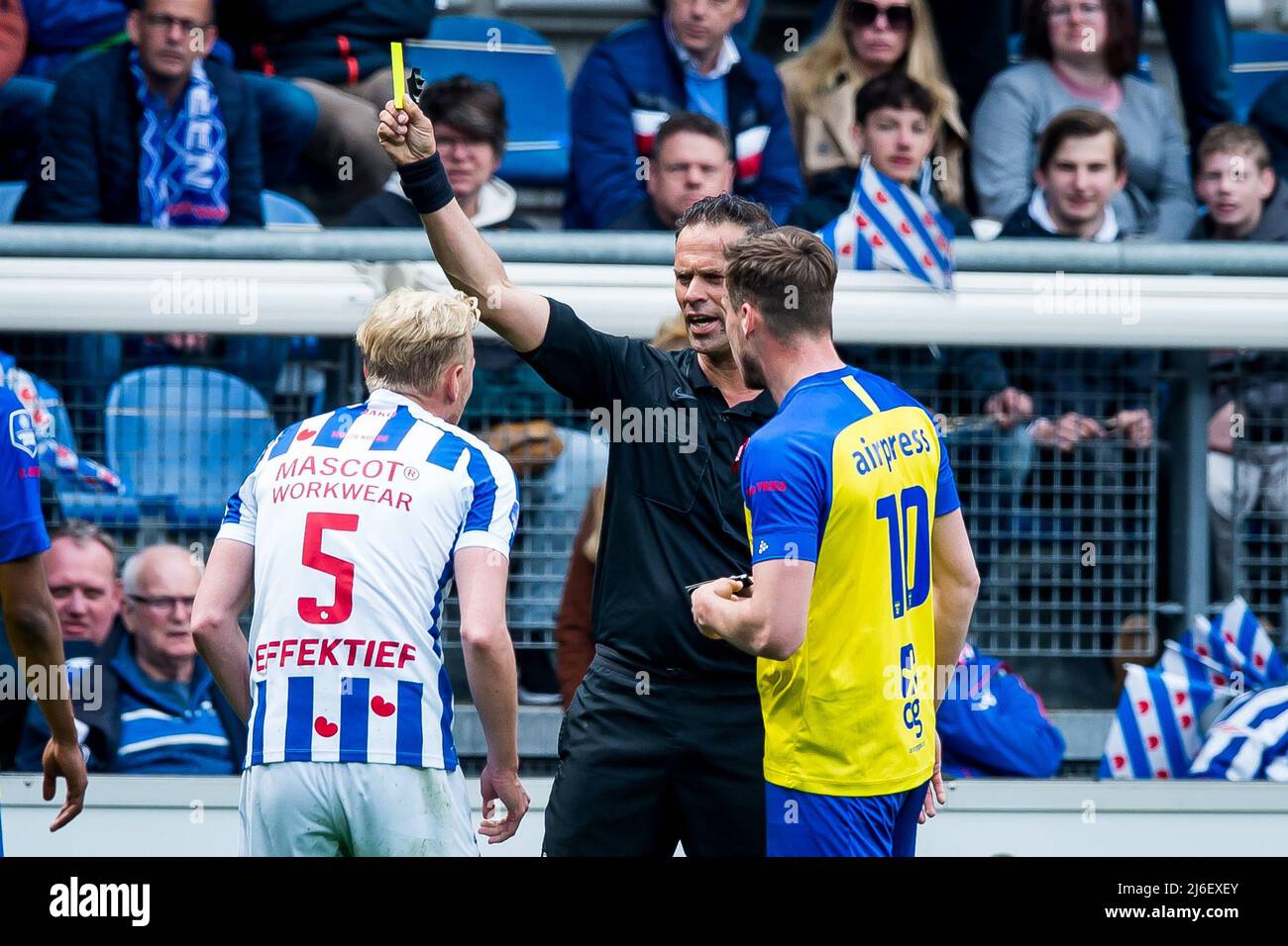 Heerenveen - Schiedsrichter Bas Nijhuis übergibt (l) Lucas Woudenberg vom SC Heerenveen während des niederländischen Eredivisie-Spiels zwischen SC Heerenveen und SC Cambuur am 1. Mai 2022 im Abe Lenstra Stadium in Heerenveen, Niederlande, eine gelbe Karte. ANP COR LASKER Stockfoto