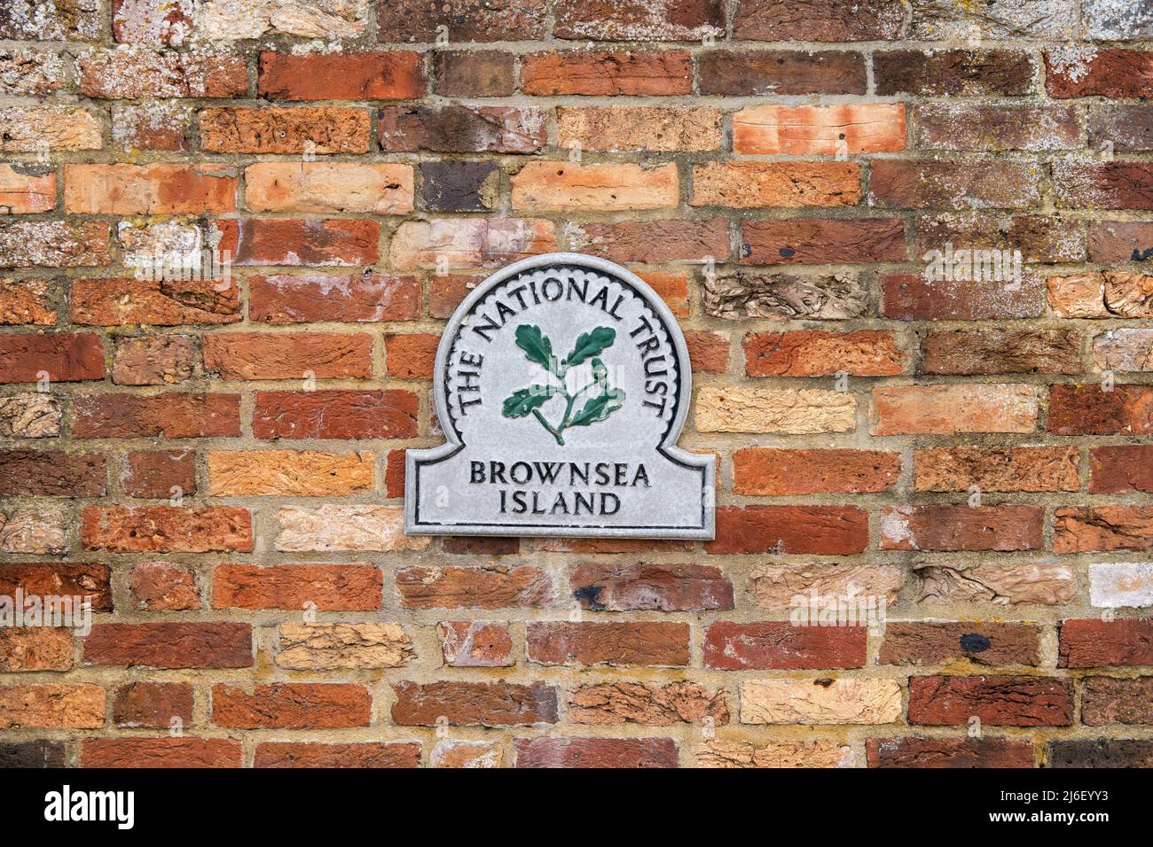 Poole, Dorset, Vereinigtes Königreich - April 14 2022: Gedenktafel des National Trust Brownsea Island an den Außenwänden der Insel Stockfoto