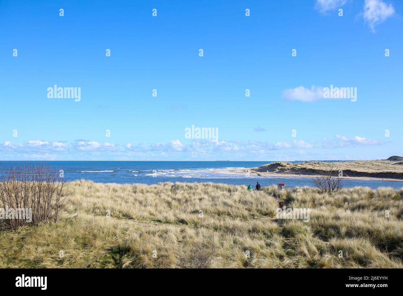 Familienspaziergänge am Alnmouth Beach, Northumberland Spring 2022 Stockfoto
