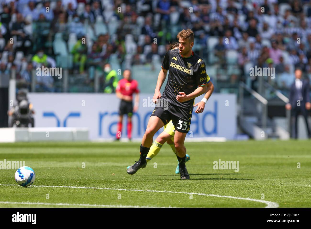 TURIN, ITALIEN. 01 MAI 2022. Domen Crnigoj vom FC Venezia während des Spiels zwischen dem FC Juventus und dem FC Venezia am 01. Mai 2022 im Allianz Stadium in Turin, Italien. Kredit: Massimiliano Ferraro/Medialys Images/Alamy Live Nachrichten Stockfoto