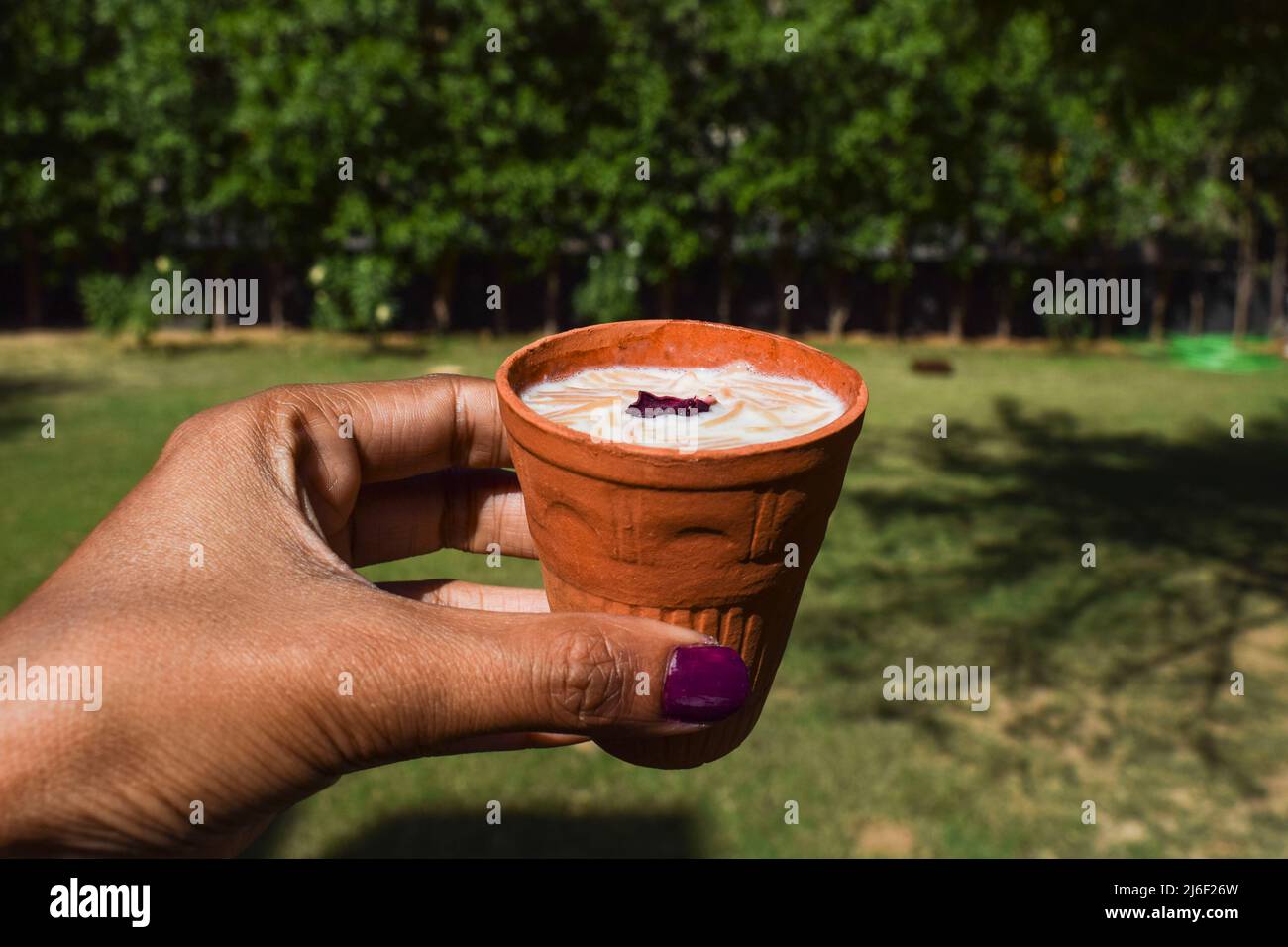 Weibliche halten Kulhad Glas köstliche Dessert aus Indien und Pakistan serviert während Festivals wie Diwali und Eid. Eid ul fitr Spezialgericht Artikel KH Stockfoto