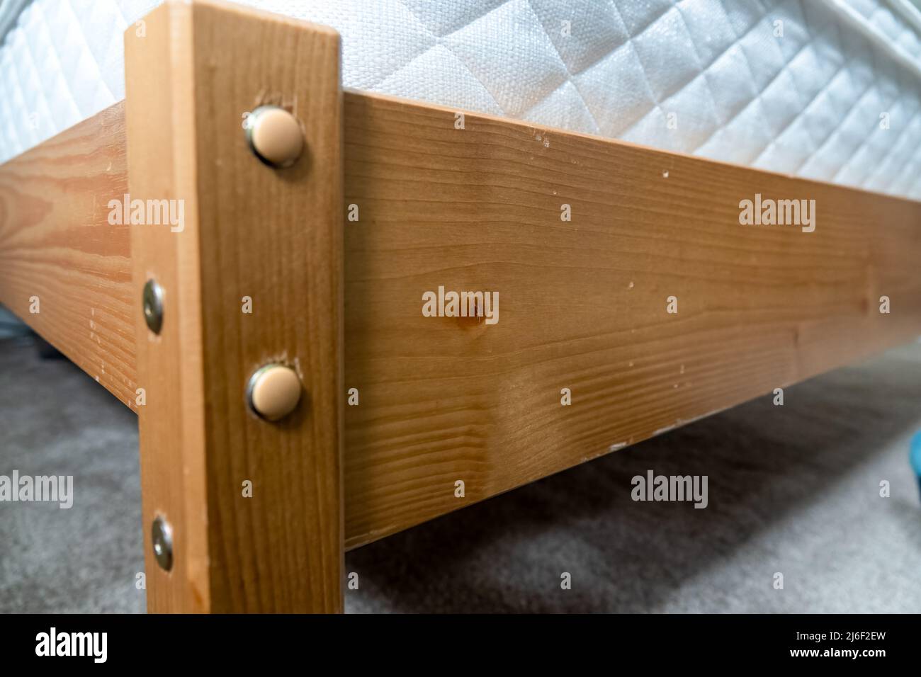 Holzrahmen für ein Doppelbett mit Lattenrost und Silentnight Classic Ortho-Matratze Stockfoto