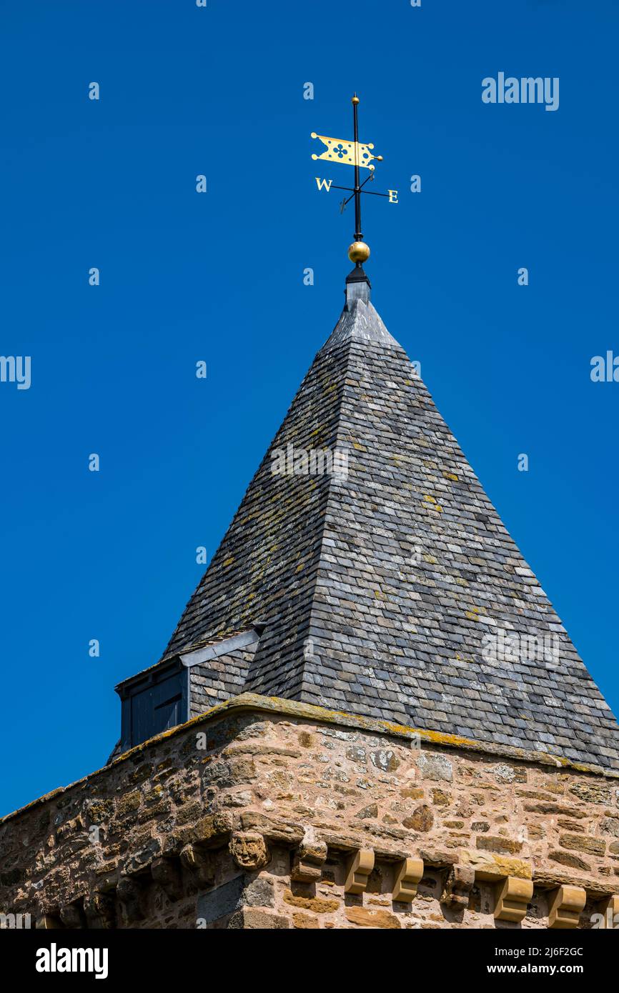 Aberlady Parish Church Kirchturm mit Wettervane und West & East Kompass-Richtungen gegen einen strahlend blauen, sonnigen Himmel, East Lothian, Schottland, Großbritannien Stockfoto