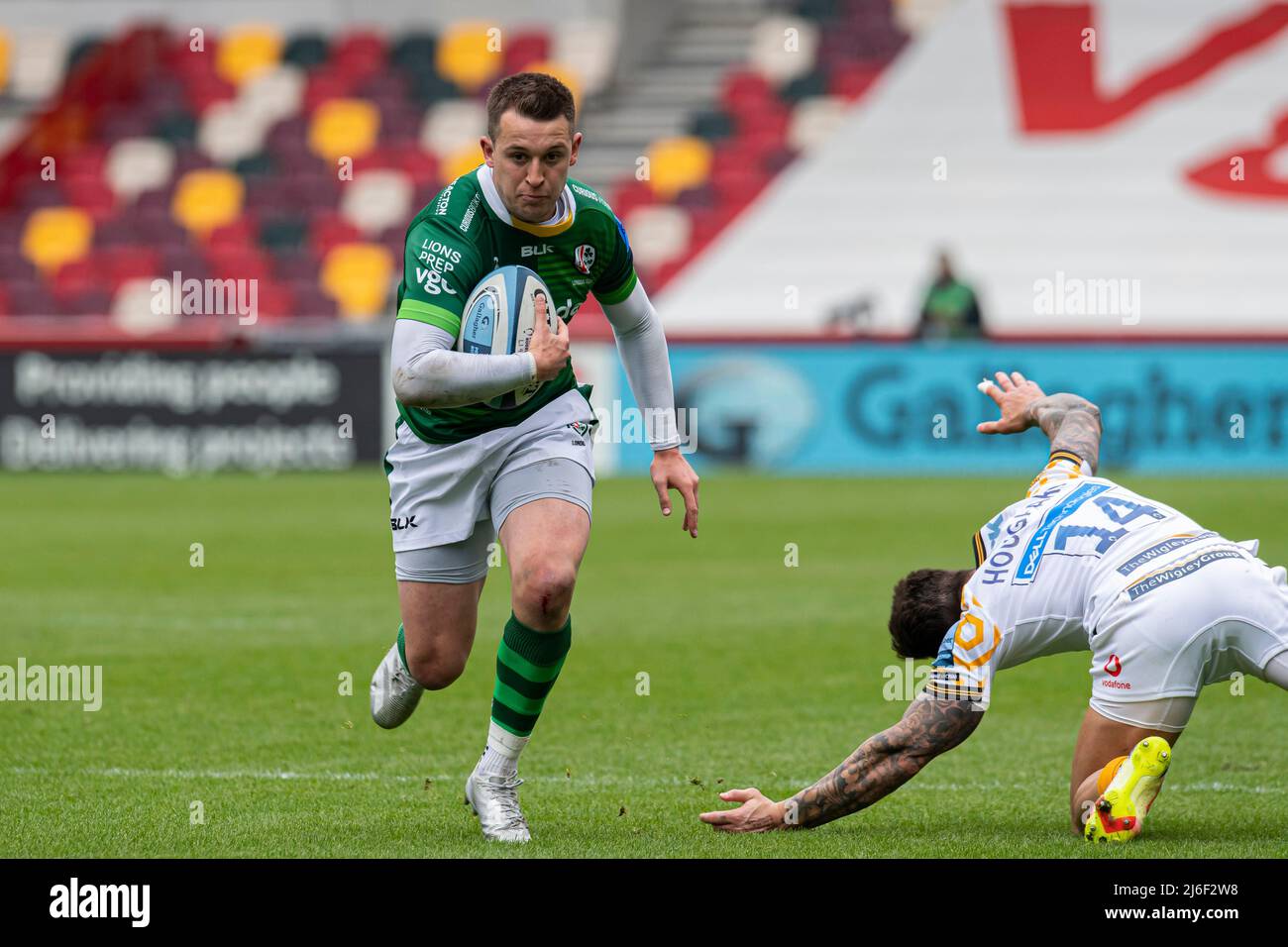 LONDON, GROSSBRITANNIEN. 01., Mai 2022. Tom Parton aus London Irish (links) wird während der Gallagher Premiership Rugby Match Runde 24 - London Irish vs Wesps im Community Stadium am Sonntag, den 01. Mai 2022, in Angriff genommen. LONDON, ENGLAND. Kredit: Taka G Wu/Alamy Live Nachrichten Stockfoto