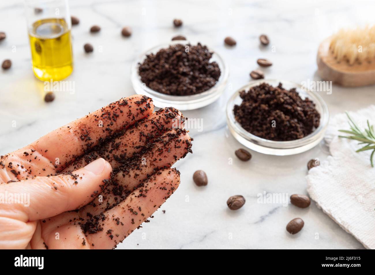 Hausgemachte kosmetische Zubereitung von Kaffee und Öl Peeling Stockfoto