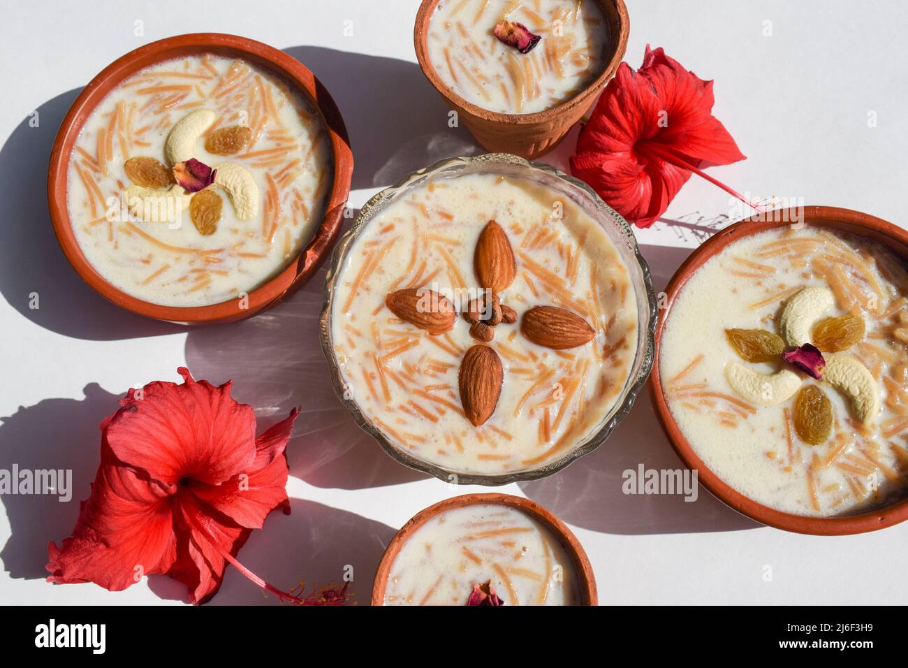 Weibliche halten Kulhad Glas köstliche Dessert aus Indien und Pakistan serviert während Festivals wie Diwali und Eid. Eid ul fitr Spezialgericht Artikel KH Stockfoto