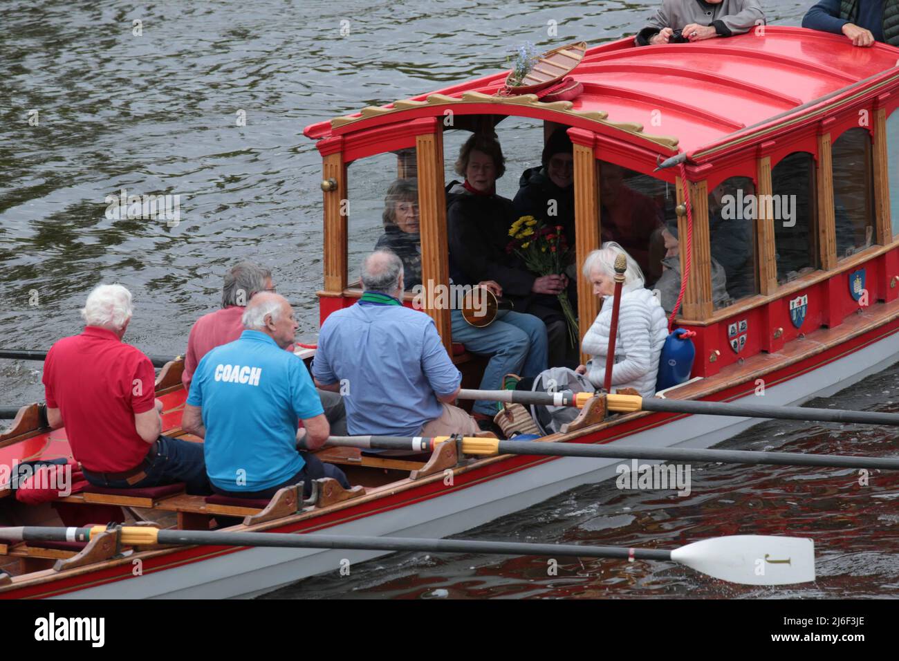 Richmond upon Thames, London Sonntag, 1. Mai 2022 Christine Gascoigne erste in der Jubel, mit Bamber Gascoigne Asche, die in Form eines Bootes war.Paul Quezada-Neiman/Alamy Live News Stockfoto