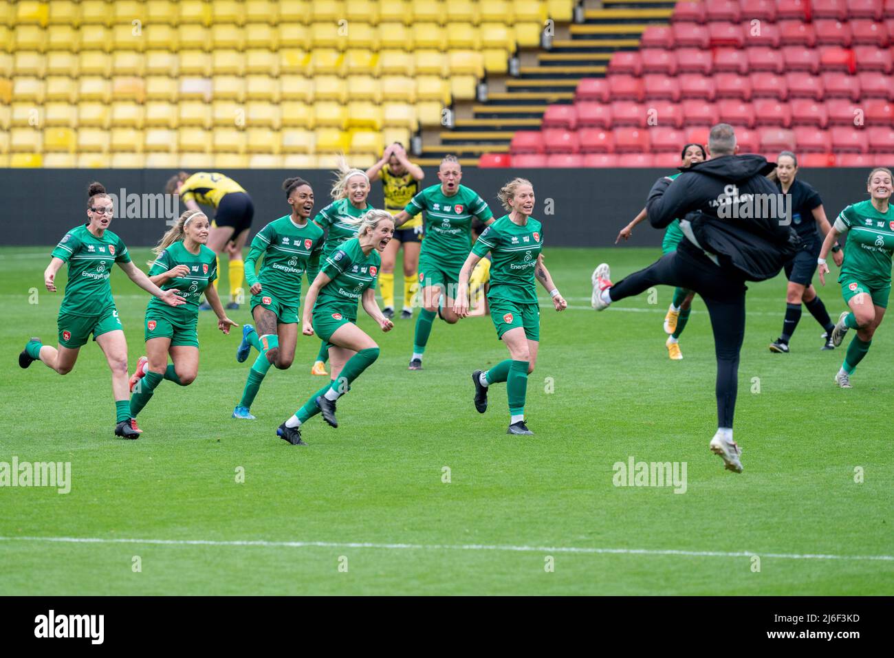 TOR 0-1 Mollie Green (16 Coventry United) erzielt am 1. 2022. Mai im Spiel der FA Womens Championship zwischen Watford und Coventry United in der Vicarage Road, Watford, England, einen Freistoß. Stephen Flynn/SPP Stockfoto