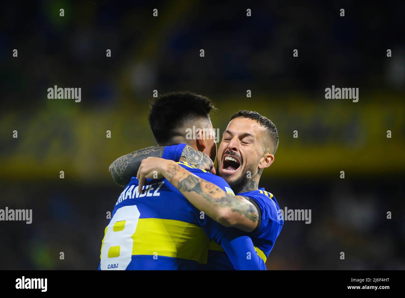 Dario Benedetto von Boca Juniors feiert mit seinem Teamkollegen, nachdem er beim Copa de la Liga Profesional 2022-Spiel zwischen Boca Juniors und Barracas Central im Estadio Alberto J. Armando ein Tor erzielt hatte. Endergebnis; Boca Juniors 2:0 Barracas Central. Stockfoto