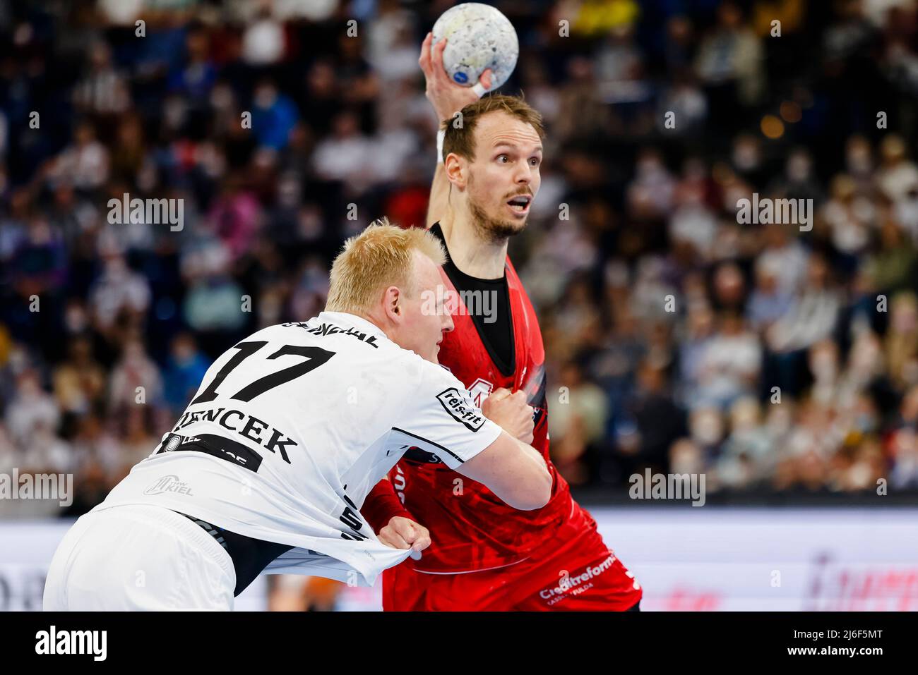 01. Mai 2022, Schleswig-Holstein, Kiel: Handball: Bundesliga, THW Kiel - MT Melsungen, Matchday 28, Wunderino Arena. Kieler Patrick Wiencek (l.) und Melsungen's Kai Häfner kämpfen um den Ball. Foto: Frank Molter/dpa Stockfoto