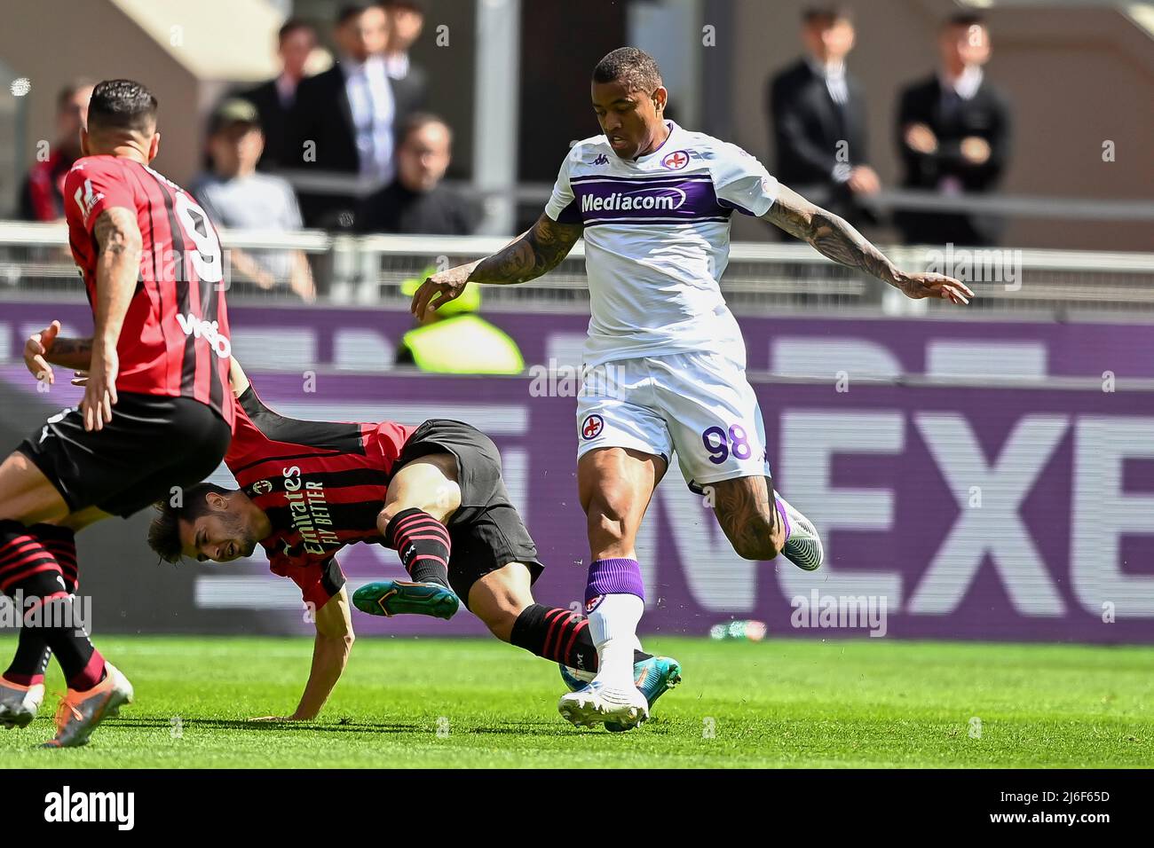 Igor Julio dos Santos de Paulo (Fiorentina) Brahim Diaz (Mailand) Während der italienischen Serie Ein Spiel zwischen Mailand 0-0 Fiorentina im Giuseppe Meazza Stadion am 1. Mai 2022 in Mailand, Italien. (Foto von Maurizio Borsari/AFLO) Stockfoto