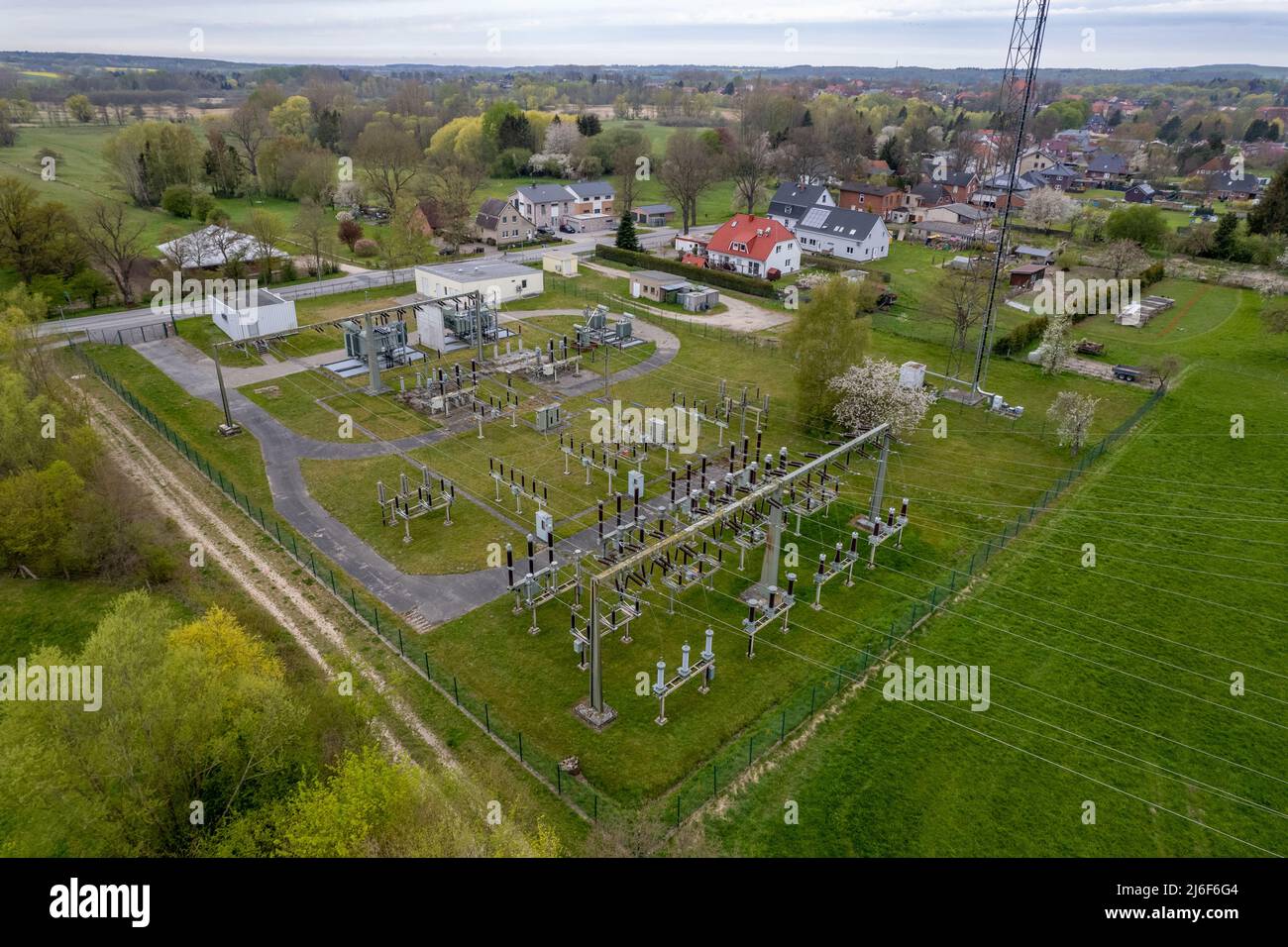Ein Transformatorenwerk für Strom versorgt eine kleine Stadt Stockfoto