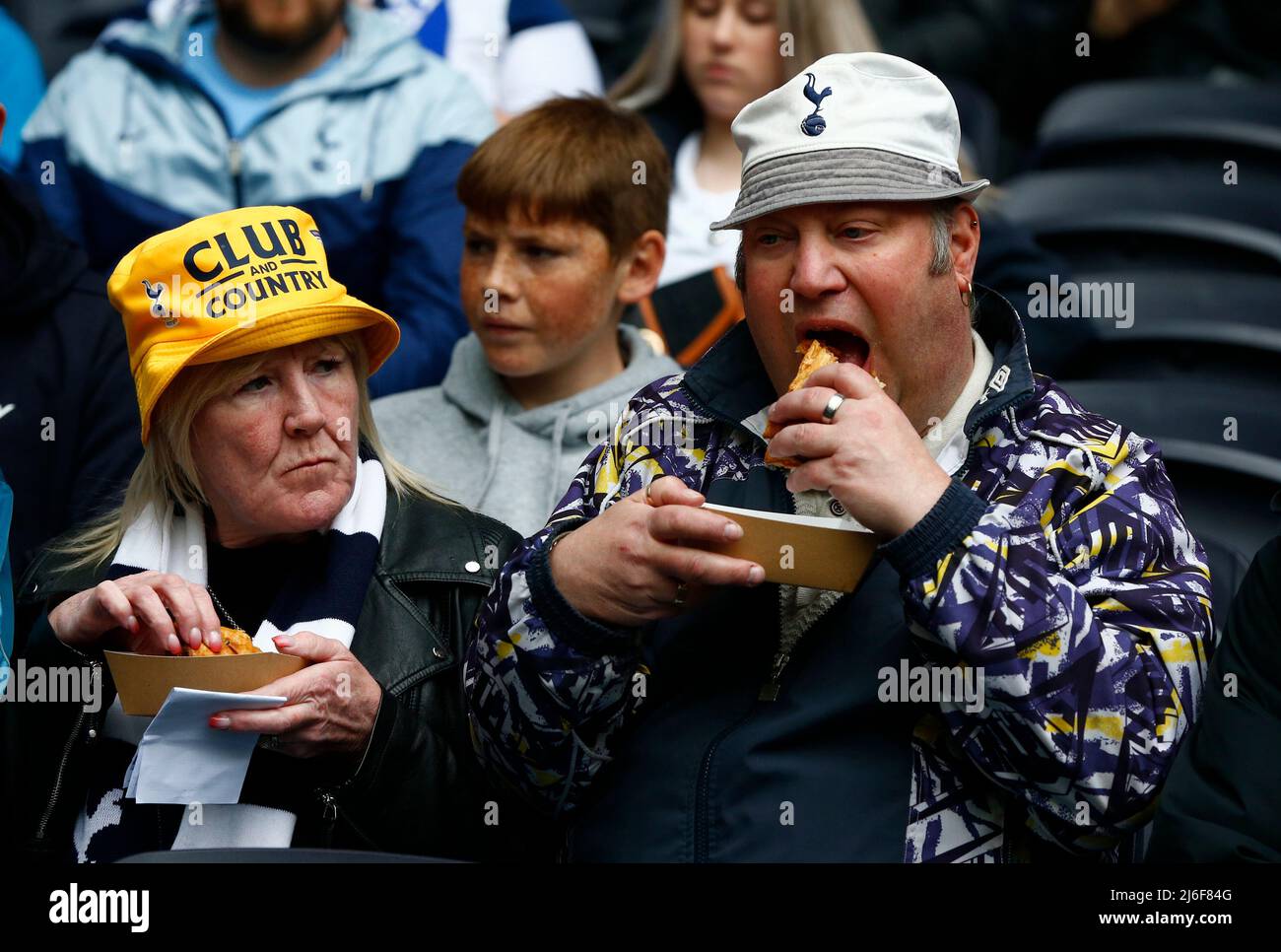 LONDON, England - MAI 01: Tottenham Hotspur-Fans während der Premier League zwischen Tottenham Hotspur und Leicester City im Tottenham Hotspur-Stadion, London, England am 01.. Mai 2022 Credit: Action Foto Sport/Alamy Live News Stockfoto