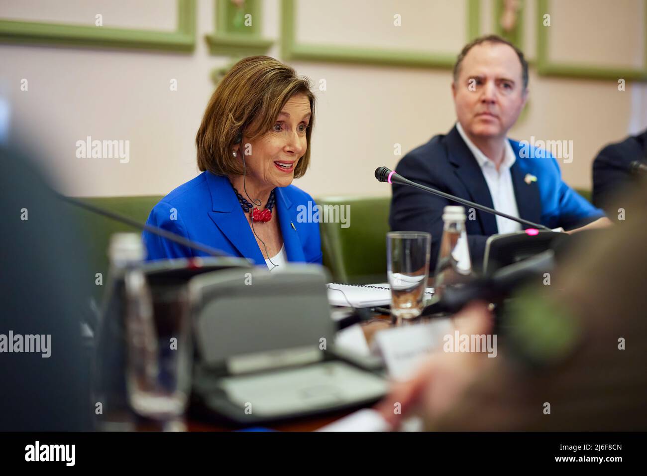 Der Präsident der Ukraine, Volodymyr Zelenskyy, traf sich mit der Sprecherin des Repräsentantenhauses des Kongresses der Vereinigten Staaten, Nancy Pelosi, die mit einer Delegation von Kongressabgeordneten in der Ukraine zu Besuch ist. Die Präsidentin dankte der Rednerin für ihren Besuch. Präsident Wolodymyr Zelenskyy verlieh der Sprecherin des US-Repräsentantenhauses, Nancy Pelosi, den Orden der Prinzessin Olga für ihren bedeutenden persönlichen Beitrag zur Stärkung der zwischenstaatlichen Zusammenarbeit zwischen der Ukraine und Amerika und zur Unterstützung der souveränen, unabhängigen und demokratischen Ukraine. FOTO: Ukraine Presidential Office Stockfoto