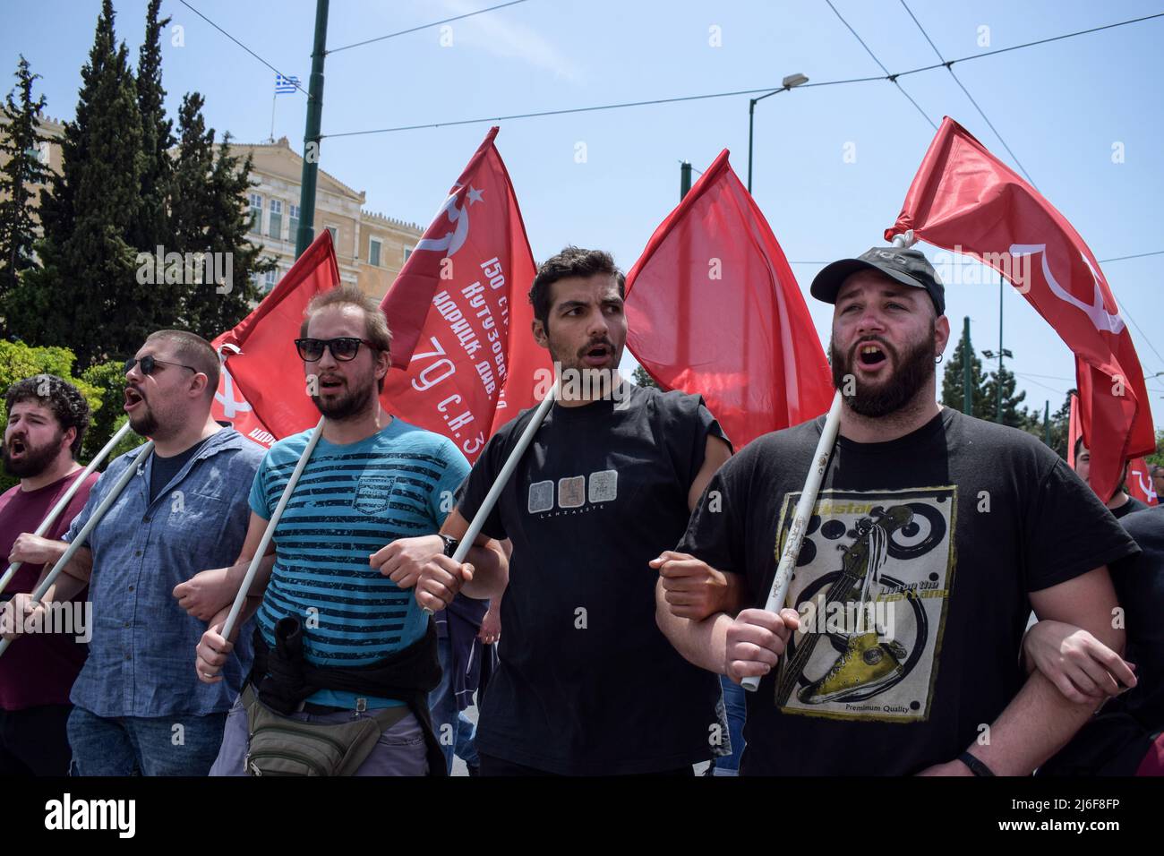 Athen, Griechenland, 1. Mai 2022. Demonstranten marschieren während der Kundgebung auf dem Syntagma-Platz zum Internationalen Arbeitertag mit Fahnen und Stöcken. Tausende griechischer Arbeiter gingen auf die Straße, um den Internationalen Tag der Arbeit zu feiern und gegen hohe Preise und Energiekosten zu protestieren, die die Haushalte quälen, da der Konflikt in der Ukraine den europäischen Volkswirtschaften ihren Tribut fordert. Quelle: Dimitris Aspiotis / Alamy Live News Stockfoto