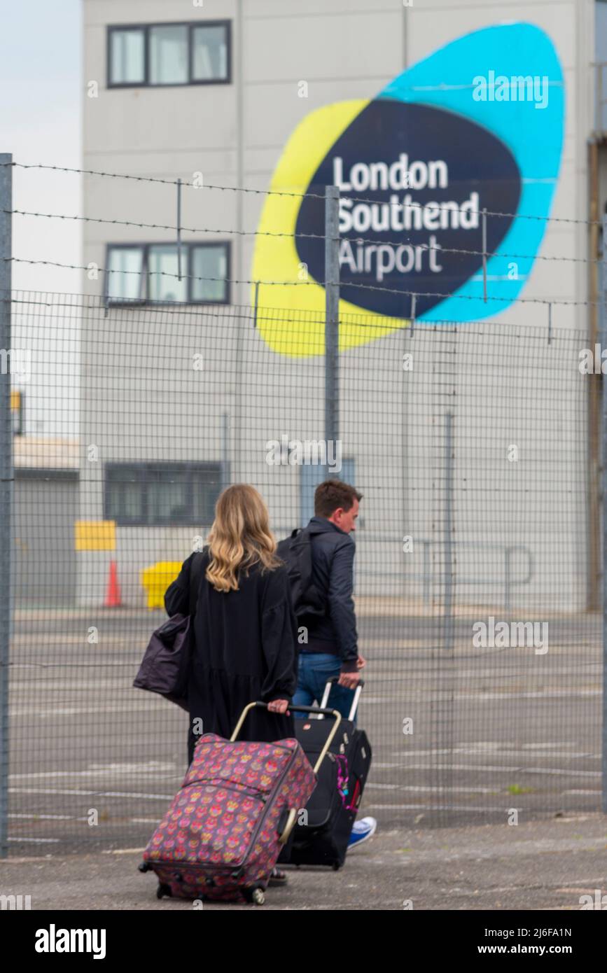 London Southend Airport, Essex, Großbritannien. 1.. Mai 2022. Der Flughafen in der neuen Stadt Southend on Sea ist seit dem endgültigen Rückzug von Ryanair im Oktober 2021 ohne Passagierflüge. Verursacht durch den Rückgang der Flugreisen während der COVID-Pandemie. EasyJet war seit seiner Ankunft im Jahr 2012 der Hauptbetreiber des Flughafens, zog jedoch im August 2020 alle Dienste zurück. Die Fluggesellschaft ist heute für den ersten der geplanten 12 wöchentlichen Linienflüge zu europäischen Zielen zurückgekehrt. Die heutige Ankunft von Palma de Mallorca und die Rückkehr waren die erste Route. Passagiere, die am Flughafen ankommen Stockfoto