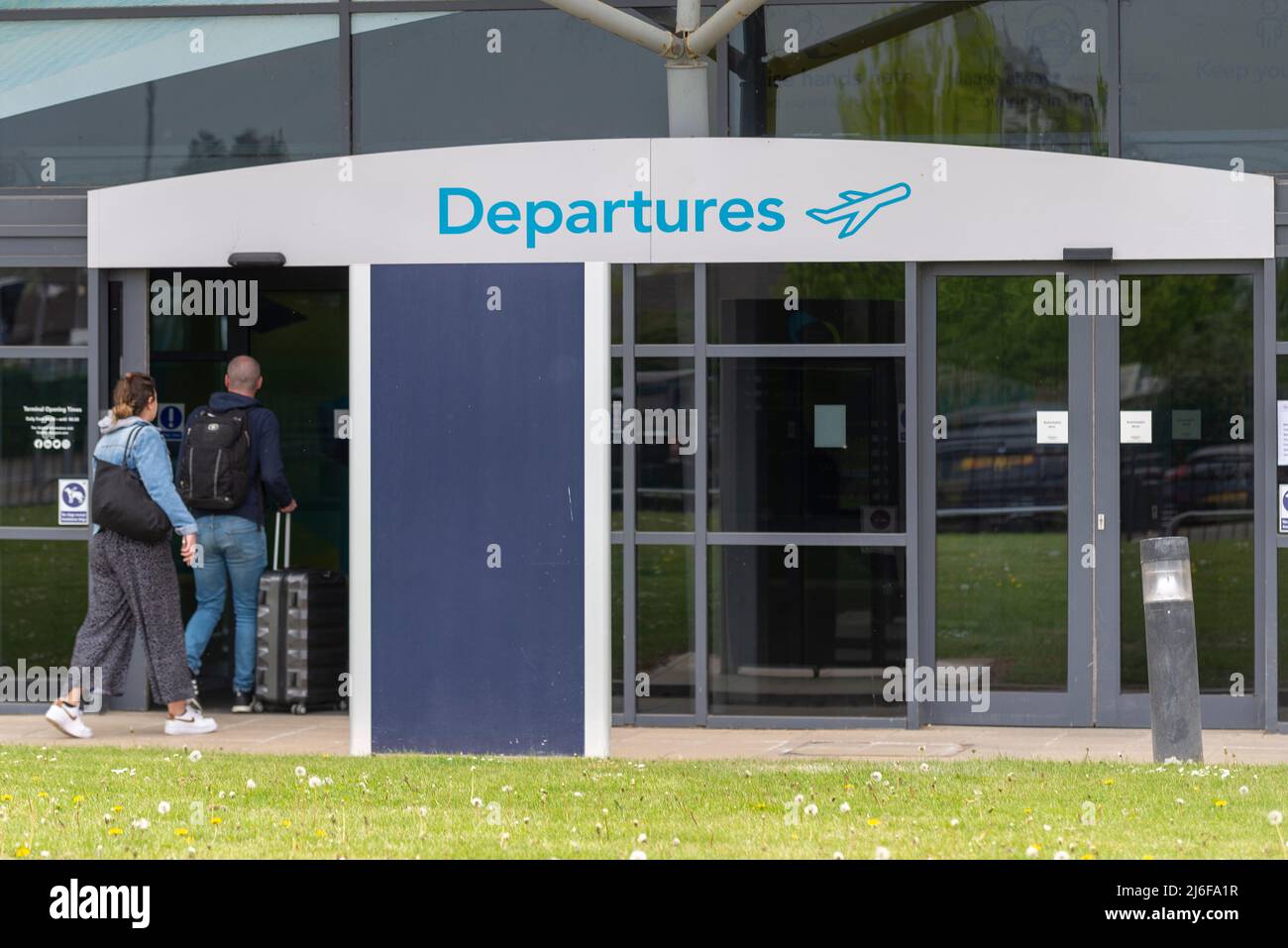 London Southend Airport, Essex, Großbritannien. 1.. Mai 2022. Der Flughafen in der neuen Stadt Southend on Sea ist seit dem endgültigen Rückzug von Ryanair im Oktober 2021 ohne Passagierflüge. Verursacht durch den Rückgang der Flugreisen während der COVID-Pandemie. EasyJet war seit seiner Ankunft im Jahr 2012 der Hauptbetreiber des Flughafens, zog jedoch im August 2020 alle Dienste zurück. Die Fluggesellschaft ist heute für den ersten der geplanten 12 wöchentlichen Linienflüge zu europäischen Zielen zurückgekehrt. Die heutige Ankunft von Palma de Mallorca und die Rückkehr waren die erste Route. Passagiere, die am Flughafen ankommen Stockfoto