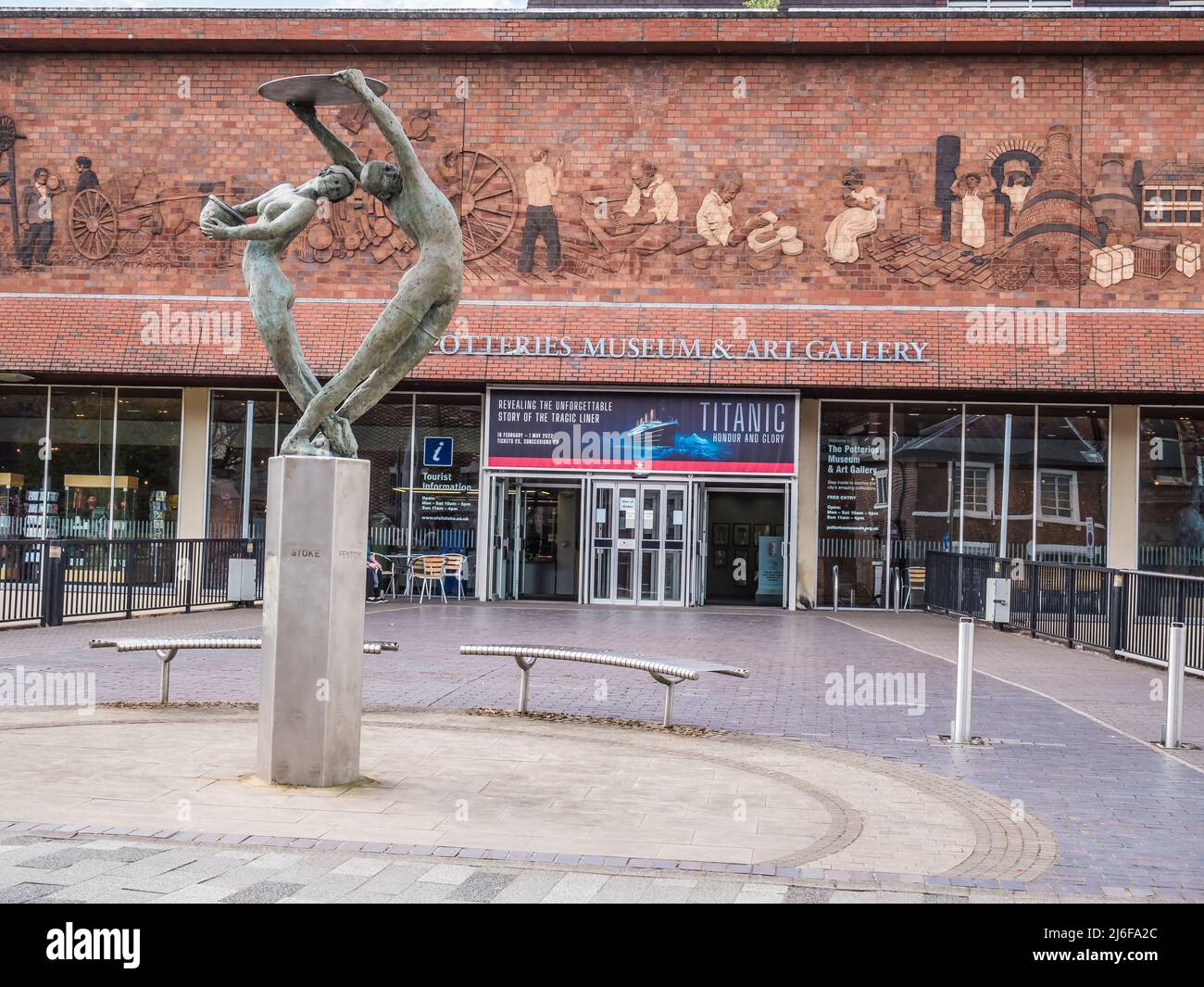 Dies ist das Töpfermuseum und die Kunstgalerie in Stoke on Trent, das Museum ist berühmt für seine Keramiksammlung und ein Spitfire-Flugzeug des Zweiten Weltkriegs Stockfoto