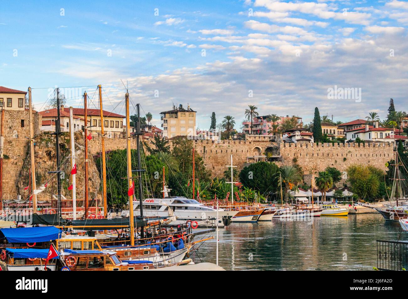 Romantischer Blick auf den idyllischen Hafen vor der Altstadt von Antalya an der türkischen Riviera Stockfoto