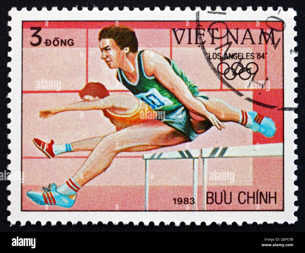 VIETNAM - UM 1983: Eine in Vietnam gedruckte Marke zeigt Hürden, Olympische Sommerspiele 1984, Los Angeles, um 1983 Stockfoto
