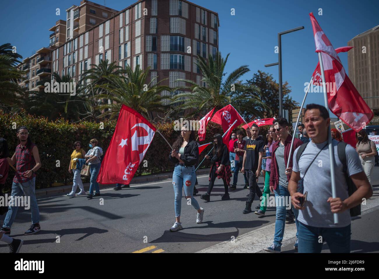 Demonstranten werden während der Demonstration zum Tag der Arbeit mit kommunistischen Parteiflaggen gesehen. Tausende von Menschen, die von der Allgemeinen Arbeitergewerkschaft (UGT) und der Gewerkschaft „Comisiones Obreras“ (CCOO) in Malaga gerufen wurden, veranstalteten unter dem Motto: „1. Mai die Lösung“ eine landesweite Demonstration für die Arbeitnehmerrechte und menschenwürdige Beschäftigung. (Foto von Jesus Merida / SOPA Images/Sipa USA) Stockfoto