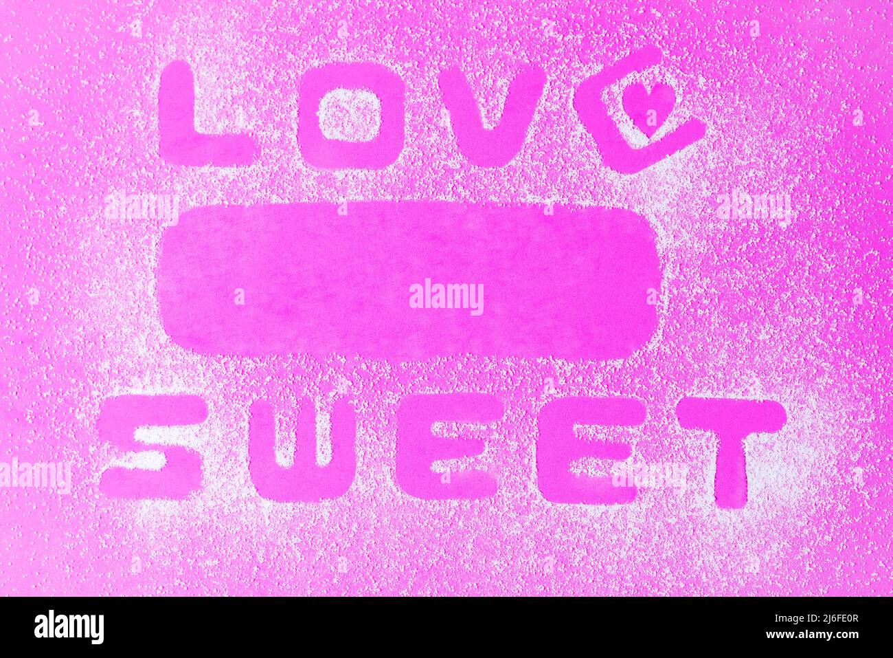 Süße Liebe, geprägt mit Zucker und rosa Hintergrund. Stockfoto