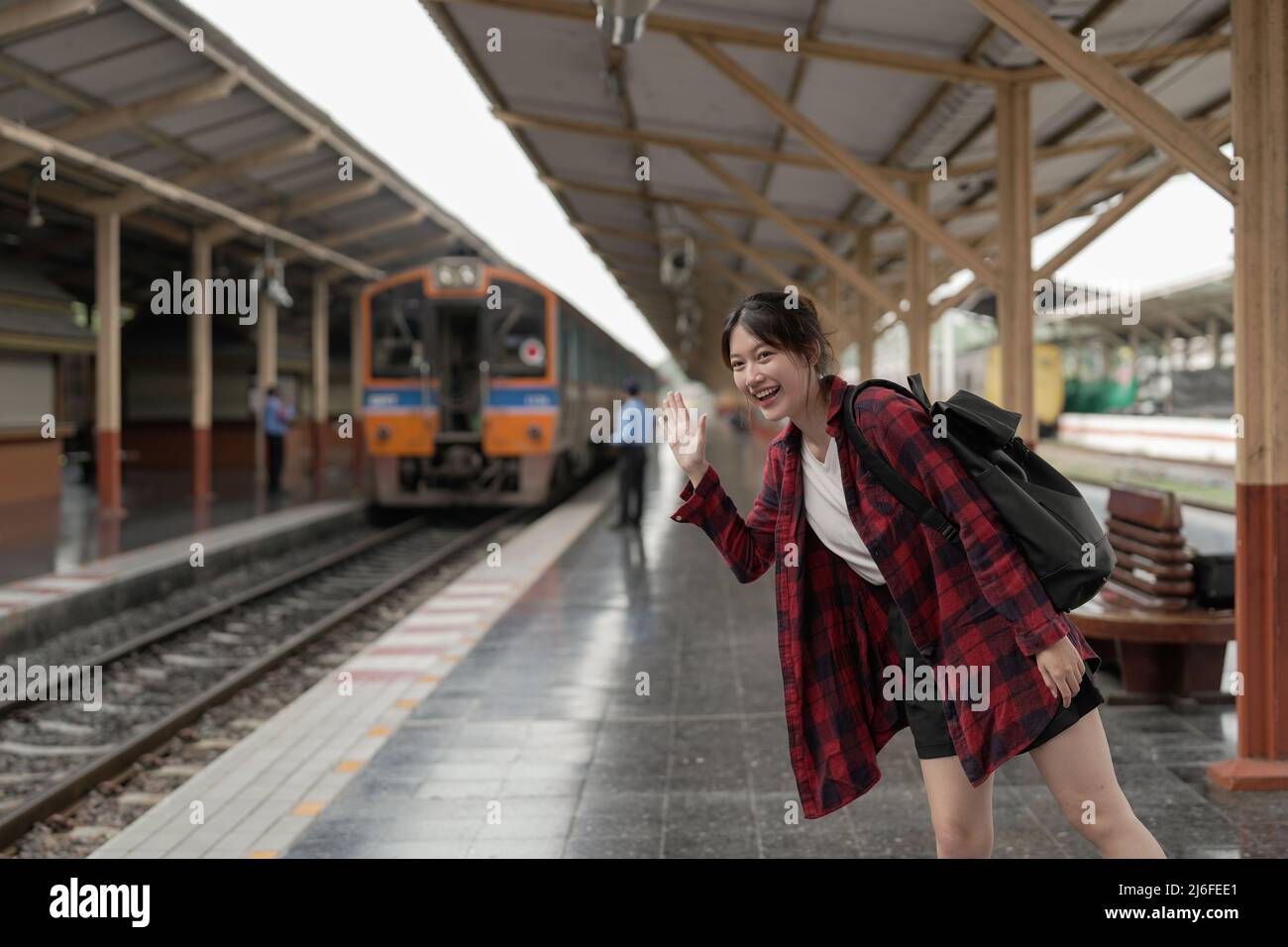 Glückliche asienreisende, die sich glücklich fühlen, bevor sie am Bahnhof, im Sommer und im Lifestyle-Konzept reisen Stockfoto