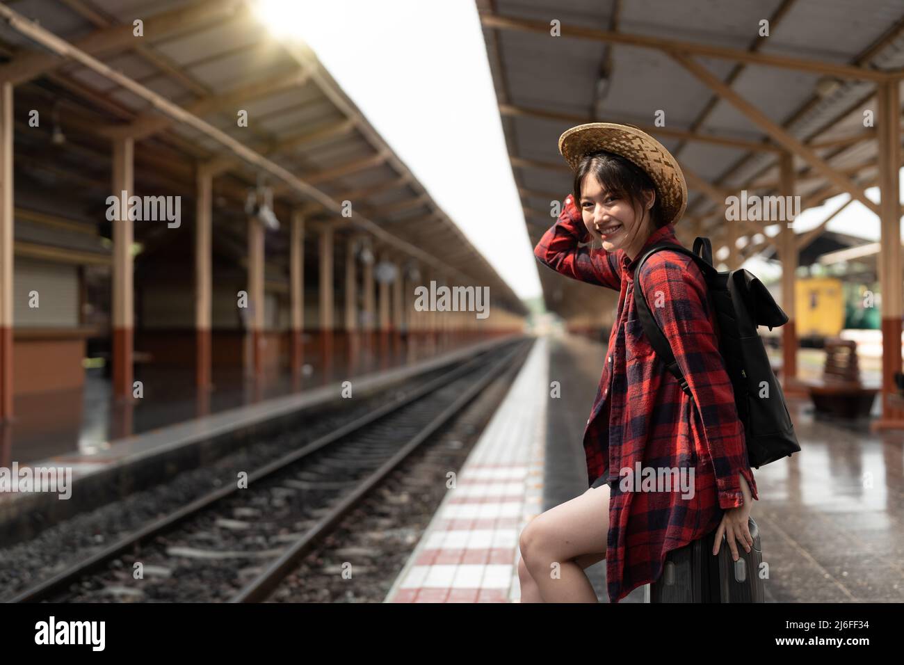 Glückliche asienreisende, die sich glücklich fühlen, bevor sie am Bahnhof, im Sommer und im Lifestyle-Konzept reisen Stockfoto