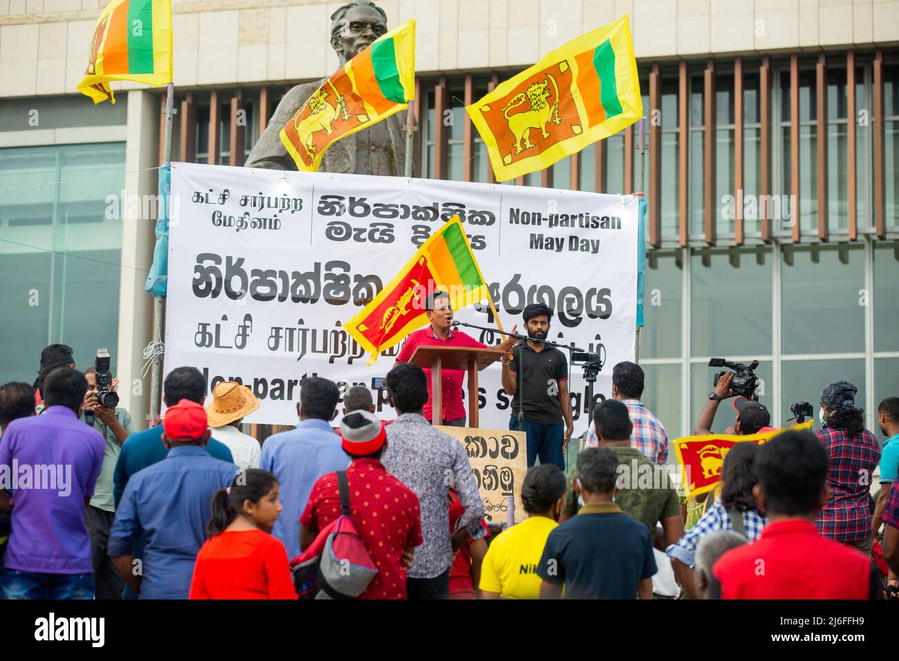 Colombo, Sri Lanka. 01.. Mai 2022. Protestler rufen am 01,2022. Mai während einer laufenden Anti-Regierung-Demonstration in der Nähe des Präsidialamtes in Colombo Parolen. Sie fordern den Präsidenten Gotabaya Rajapaksas zum Rücktritt wegen der lähmenden Wirtschaftskrise des Landes. (Foto von Vimukthy Embuldeniya/Pacific Press) Quelle: Pacific Press Media Production Corp./Alamy Live News Stockfoto